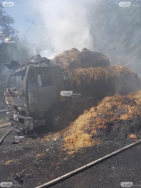 Триметрови пламъци от горящ камион със слама по пътя за Смолян, спряха движението