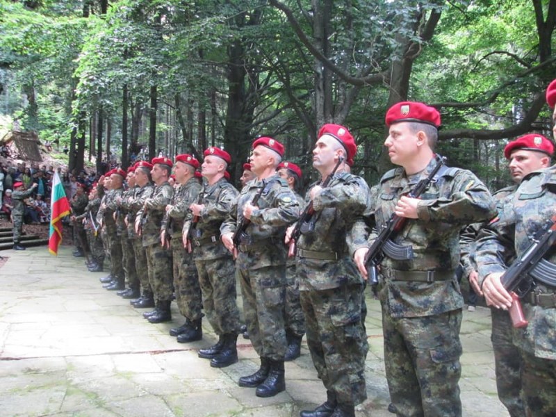 Карловските военни почетоха Хаджи Димитър, 150 родолюбци пресъздадоха гибелната битка на четата