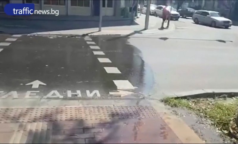 Вода блика от плочките в центъра на Пловдив