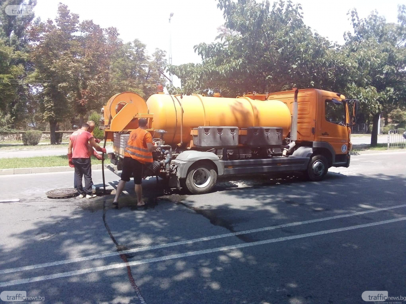 Опасна дупка и ВиК камион без предупредителни знаци застрашават движението по пловдивски булевард