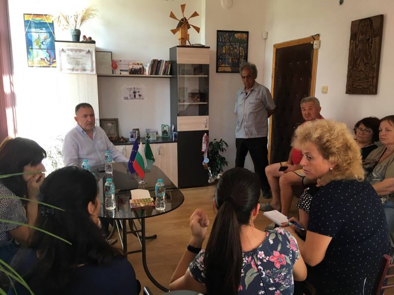 Жителите на Каравелово засипаха кмета Кабаиванов с въпроси на изнесената приемна в селото