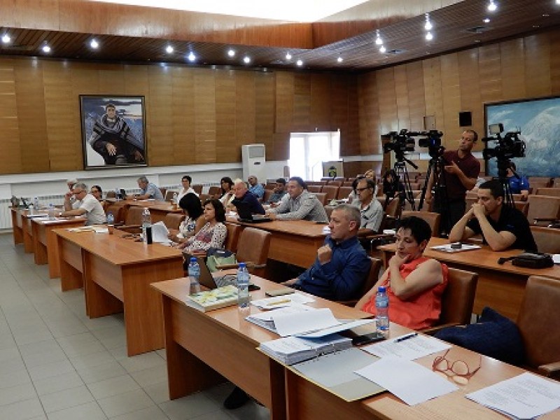 Горещи дебати на съветниците в Карлово заради финансовата криза в общинско училище
