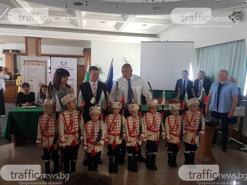 Премиерът обеща в Пловдив 2 милиона лева повече от бюджета за българските училища в чужбина