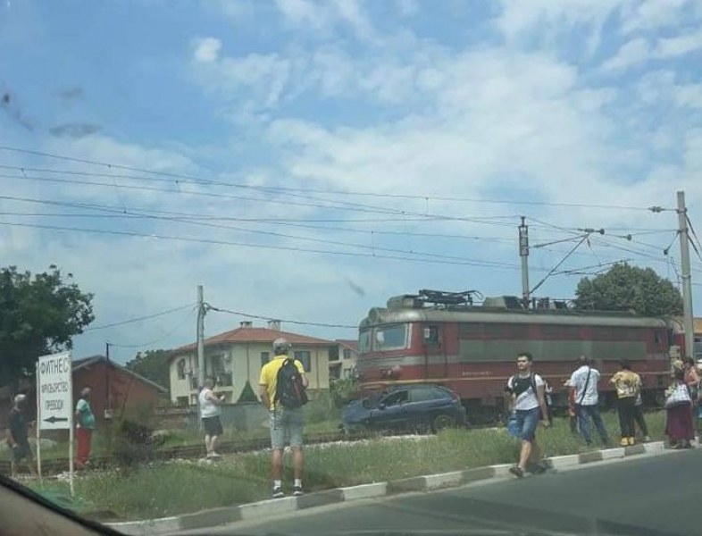 Влак премаза кола в пловдивско село