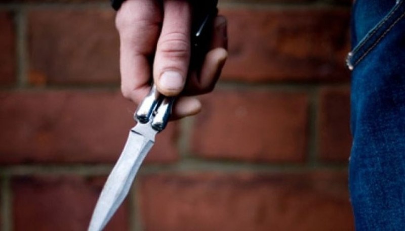 Пиян мъж нападна с нож продавачка в магазин край Пловдив, искал я за жена