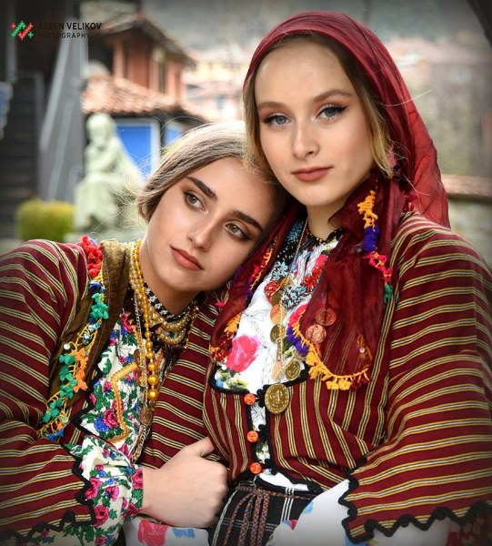 Мънистата на Родопите: Сестрите Аника и Каролина Романови от село Старцево