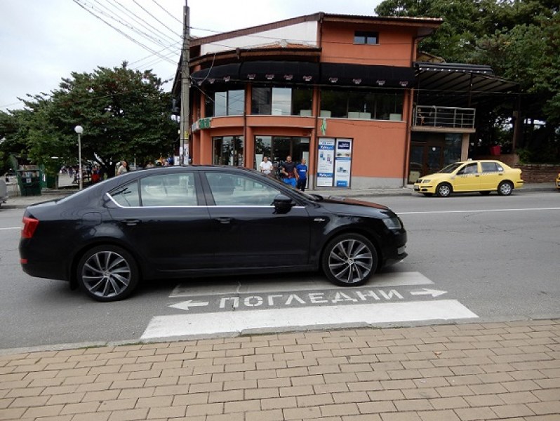 Подновиха пешеходните пътеки на главни улици в Карлово