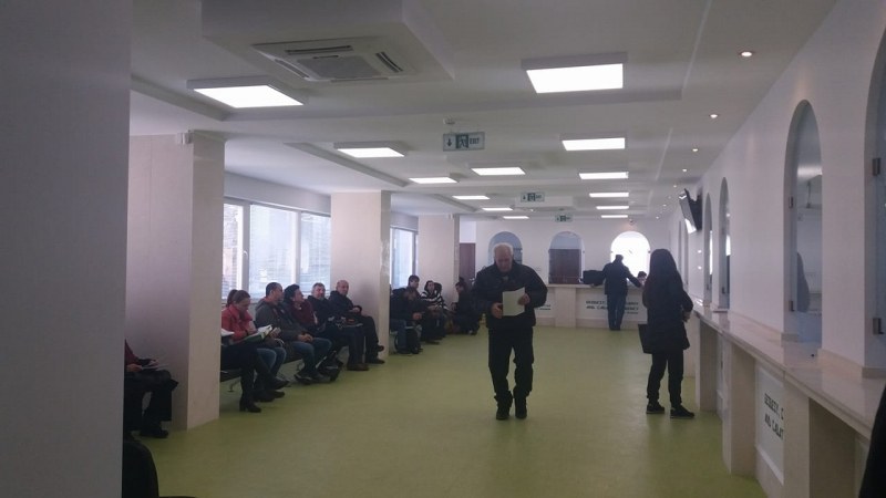 Три часа на опашка в пловдивския кадастър - без тоалетна, без възможност да се оплачеш