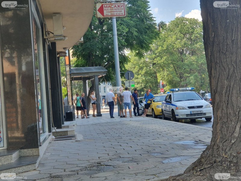 Голф удари такси на централно пловдивско кръстовище