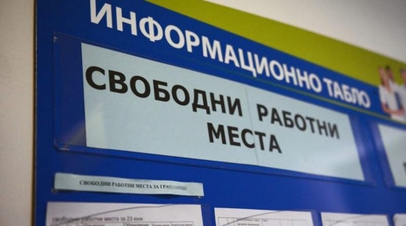 Рекорден брой висшисти търсят бюрата по труда в Карлово и Сопот