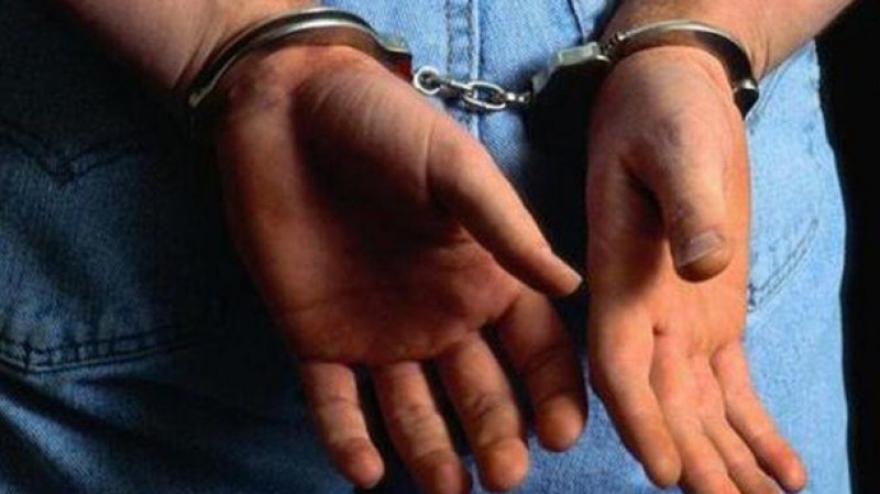 Карловски полицаи щракнаха белезниците на шофьор, превозвал нелегален тютюн