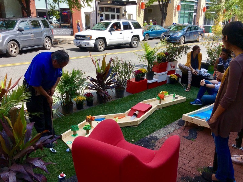 PARK(ing)Day в Пловдив преобразява паркинги във временни градинки