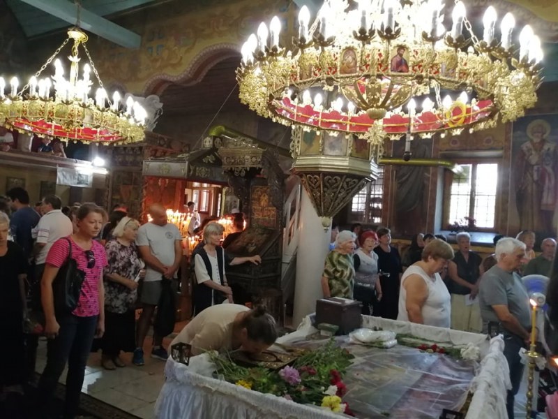Храмът “Успение Богородично“ в Асеновград събра стотици поклонници пред иконата на Божията майка