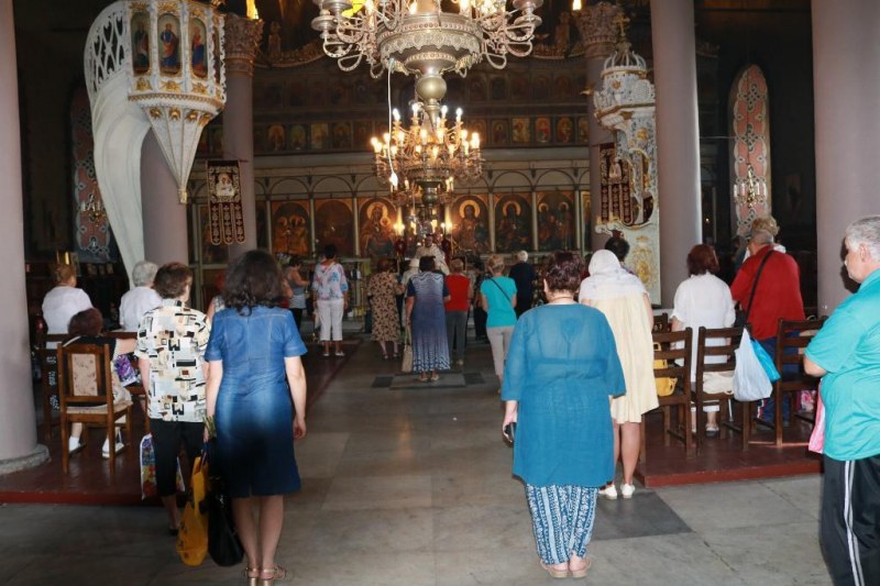Карловци почетоха празника в храма “Успение на Света Богородица“, в който е служил и Дякона Левски
