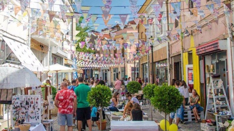 Млади творци от Пловдив рисуват ЗАЕДНО на ТротоАрта в Капана