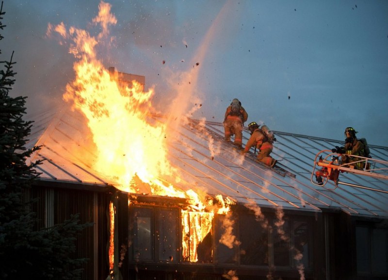 Възрастна жена загина в пламъците на дома си край Стамболийски