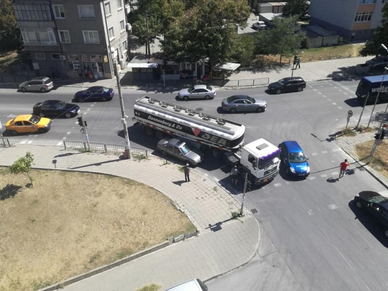 Катастрофа в Асеновград! Цистерна помете автомобил