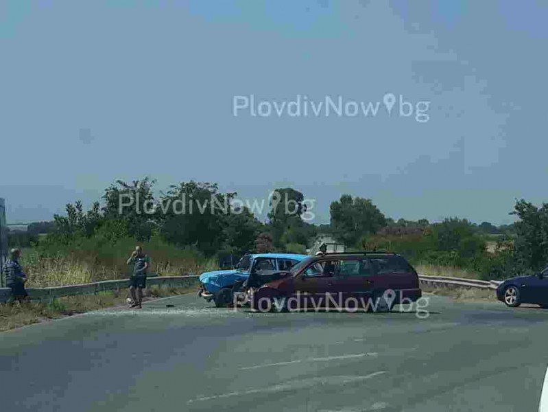 Километрична тапа на изхода на Пловдив, две коли се удариха челно