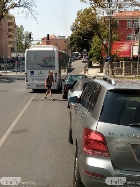Няма правила за автобусите в Пловдив, изпреварват, както си искат
