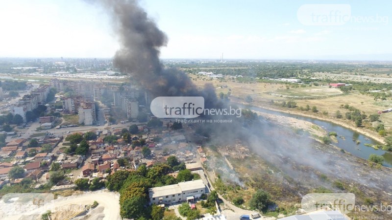Пожарът в Столипиново се разраства! Огънят обхвана къщи и бараки