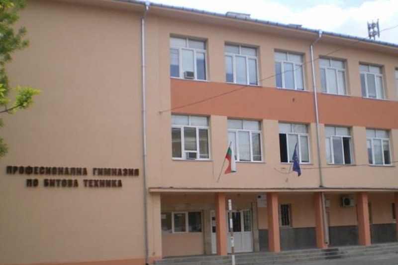 Министърът на културата и експерти влизат в римската баня, скрита в пловдивско училище