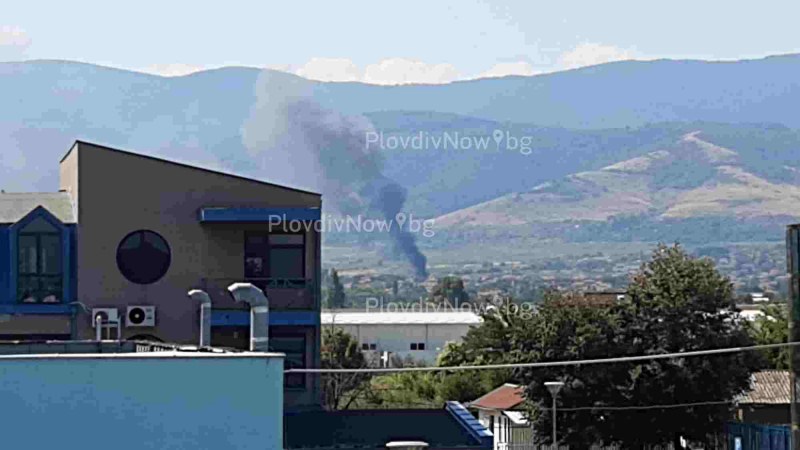 Пожар изпепели три постройки в Браниполе, две пожарни пристигнаха да гасят