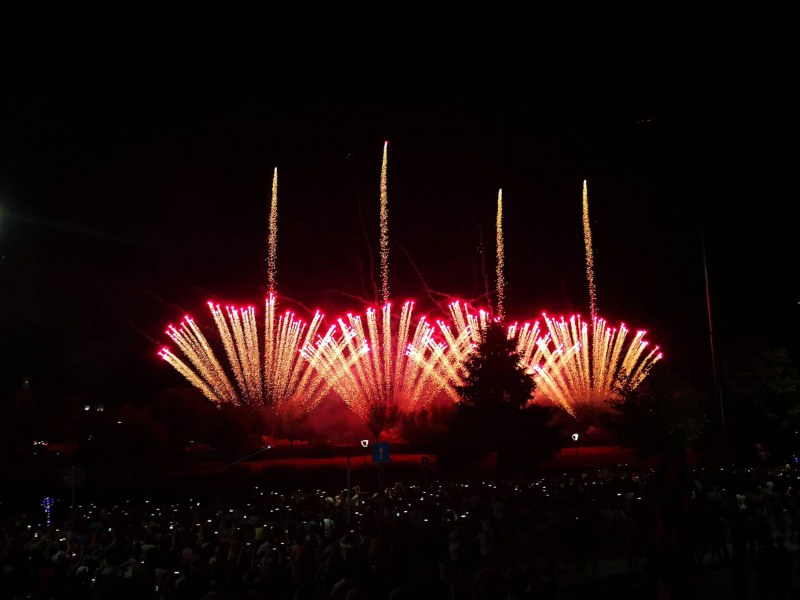 Зрелищно! 23000 фойерверки запалиха небето над моста на Марица!