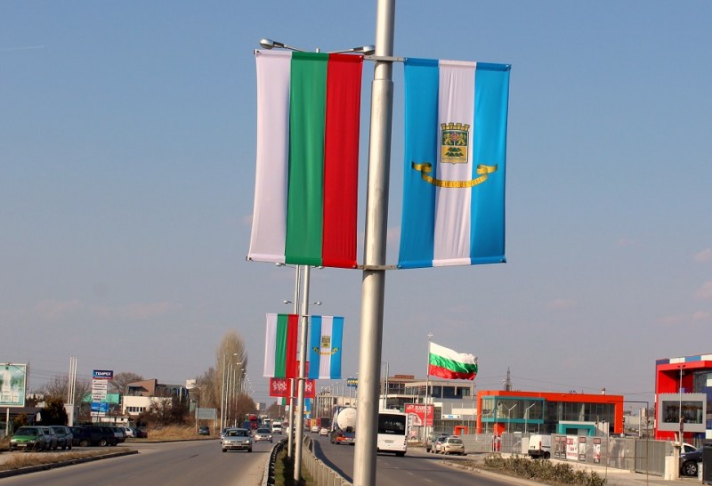 400 нови знамена се развяха над Пловдив, къпят и паметника на Съединението