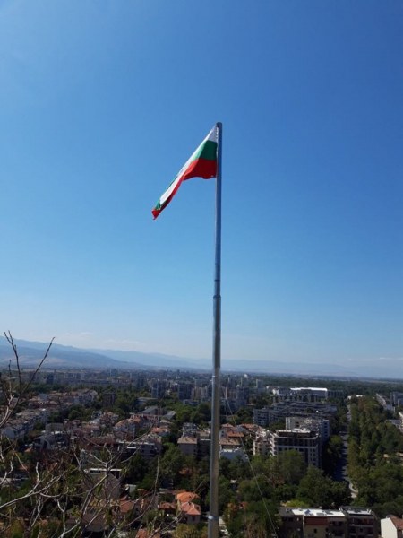 Българското знаме се развя на 7-метров пилон на Бунарджика, раздават безплатно трибагреници на пловдивчани