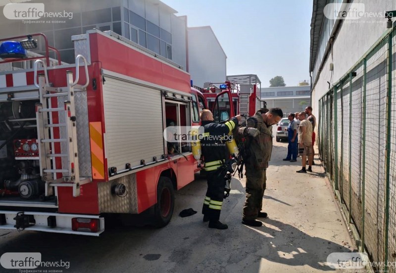 Пламна цех за обувки в Пловдив, на мястото има пожарна