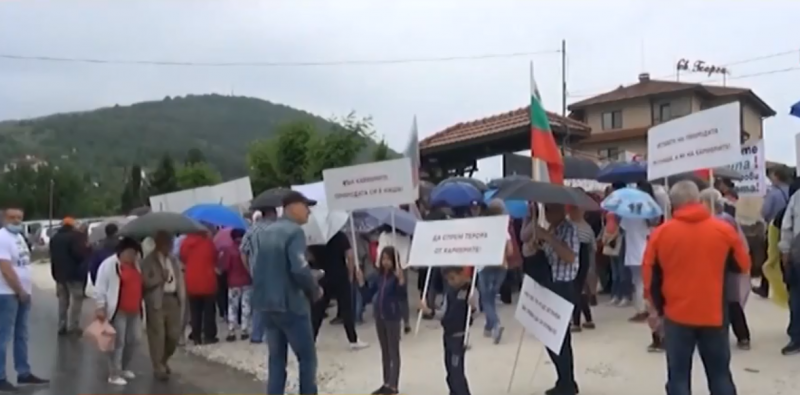 Протестиращи от Белащица: Не желаем институциите да си правят пиар, а да защитят здравето на децата ни