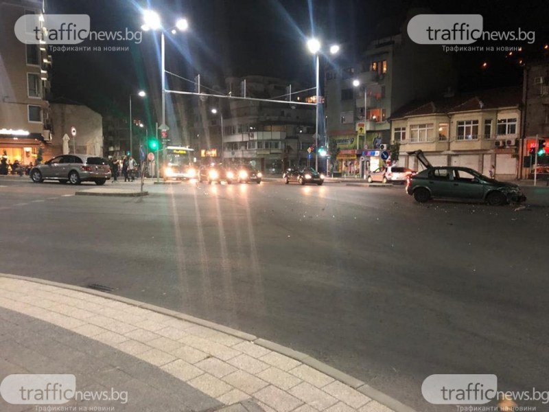 Две коли се удариха на кръстовище в центъра на Пловдив