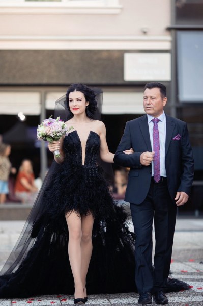 Пловдивската депутатка Елена Аксиева каза “Да“ на любимия си, облечена в черно
