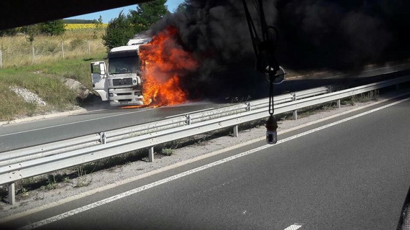 ТИР се запали на магистралата край Пловдив