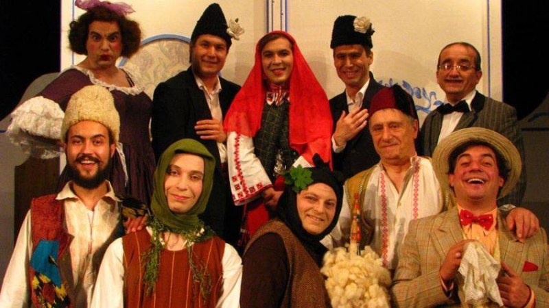 Комедия в Асеновград: Мъже в женски роли показват смешна история за фаталната любов