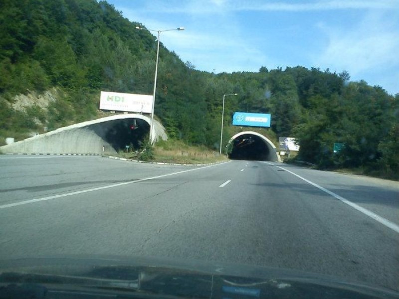 Ремонт затруднява движението през тунел Траянови врата на АМ Тракия