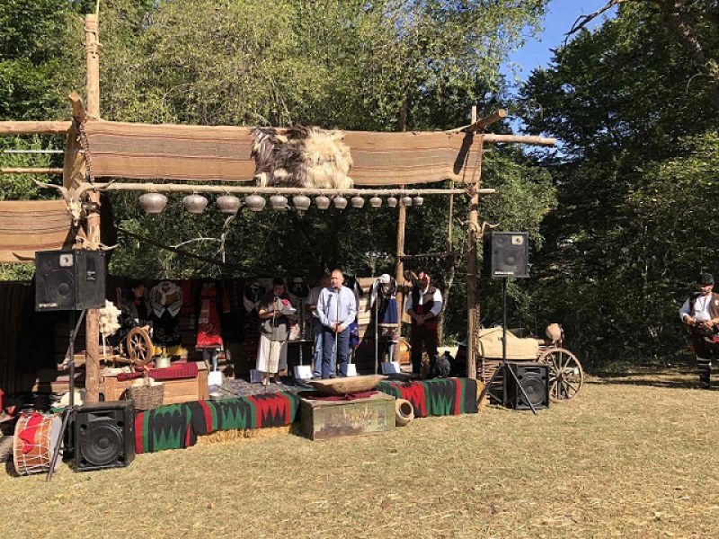 Историческа възстановка и много фолклор събра стотици на хайдушкия събор край Калофер