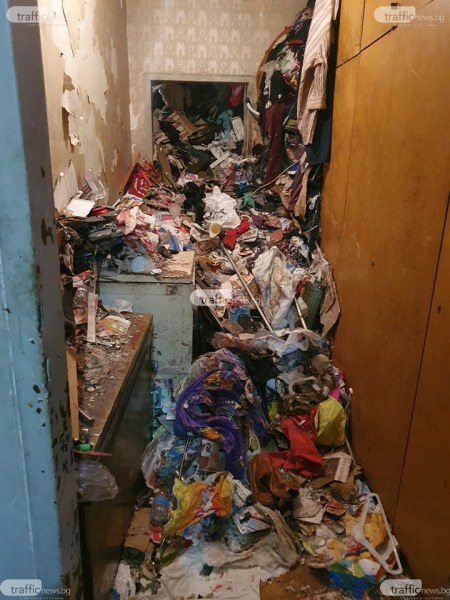 Чистят апартамент в Пловдив, заринат от боклуци, за да стигнат до труп на мъж