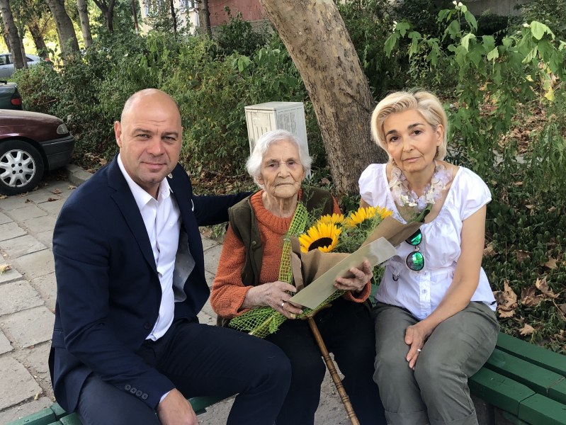 Баба Надя на 100 години: Още чета надписите, пазарувам и се оправям сама