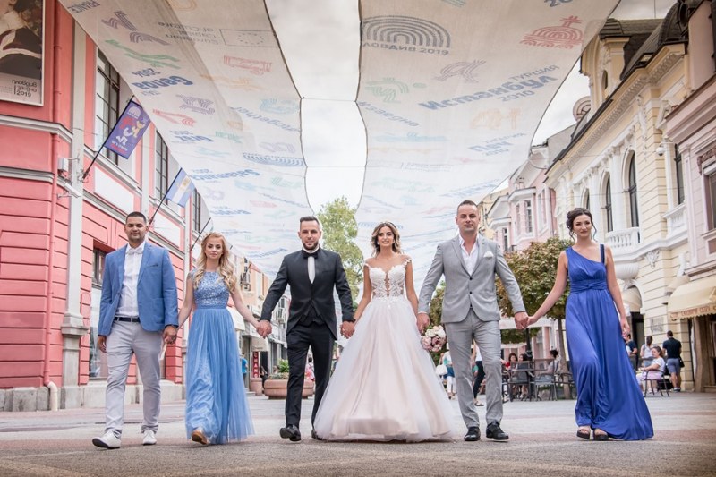 Рапърът ЕМО и красивата Калина си направиха незабравима сватба с четирима кумове