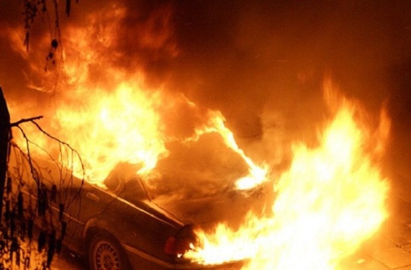 Пожар унищожи БМВ в Асеновград