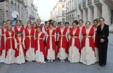 devicheskiiat-hor-evmolpeia-posreshta-091.jpg