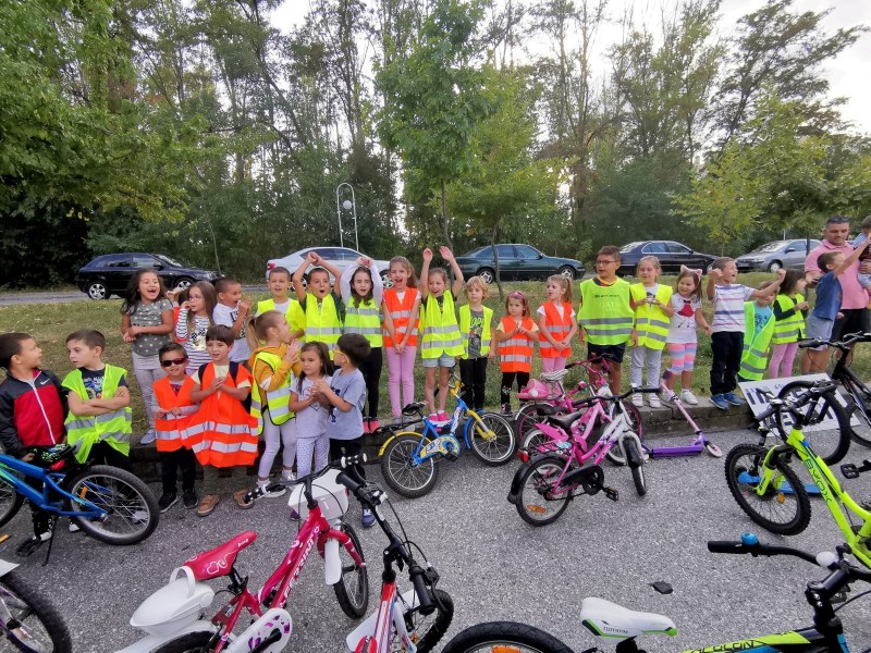Десетки деца, учители и родители яхнаха велосипеди и тротинетки в “Западен“