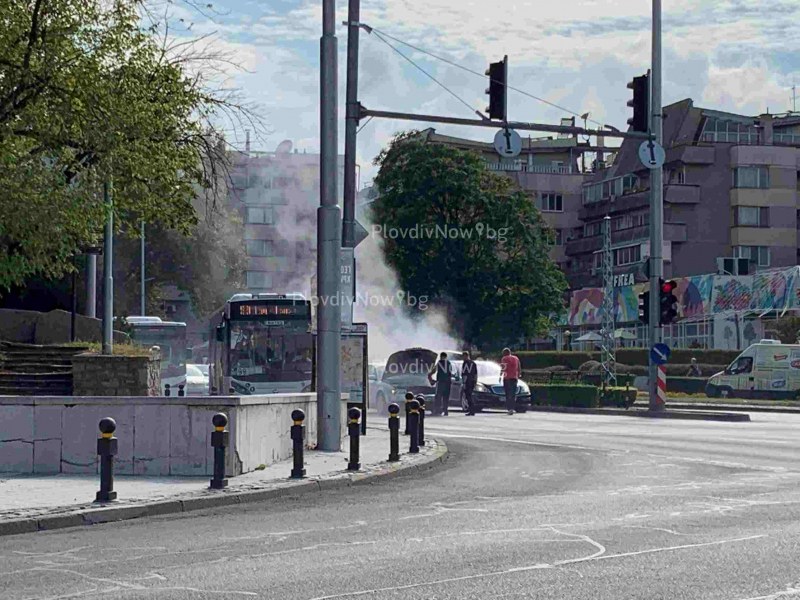 Кола се запали на натоварено кръстовище в центъра на Пловдив
