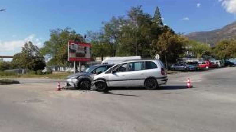 Катастрофа в Карлово изпрати трима души в болница