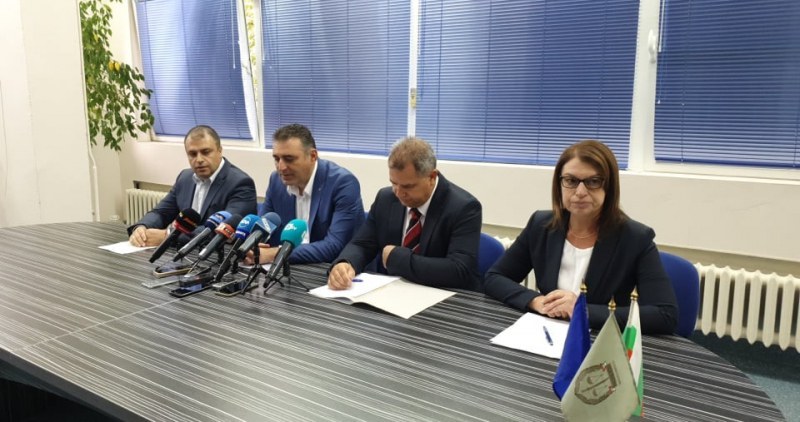 Трима инспектори на ДАИ-Пловдив са обвинени за взимане на подкупи, освободиха шефката