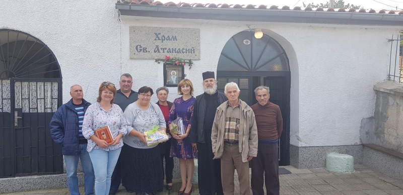 Елена Филева и кандидат-съветници в Куклен дариха книги за откриването на Духовната библиотека