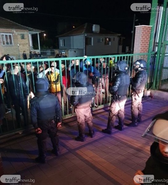 Спецполицаи в Коматево, фенове причакаха футболистите на Ботев след катастрофалната загуба във Враца