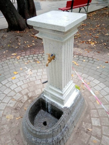 Обществената чешма на площад “Чехов“ в Кършияка изцяло възстановена