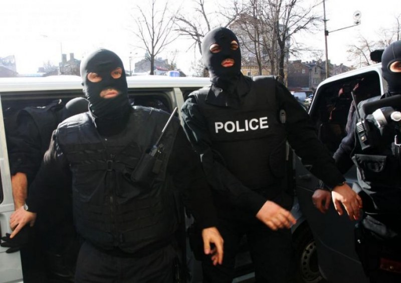 Спецполицаи щурмуваха нощно заведение в Пловдив, блокираха входовете